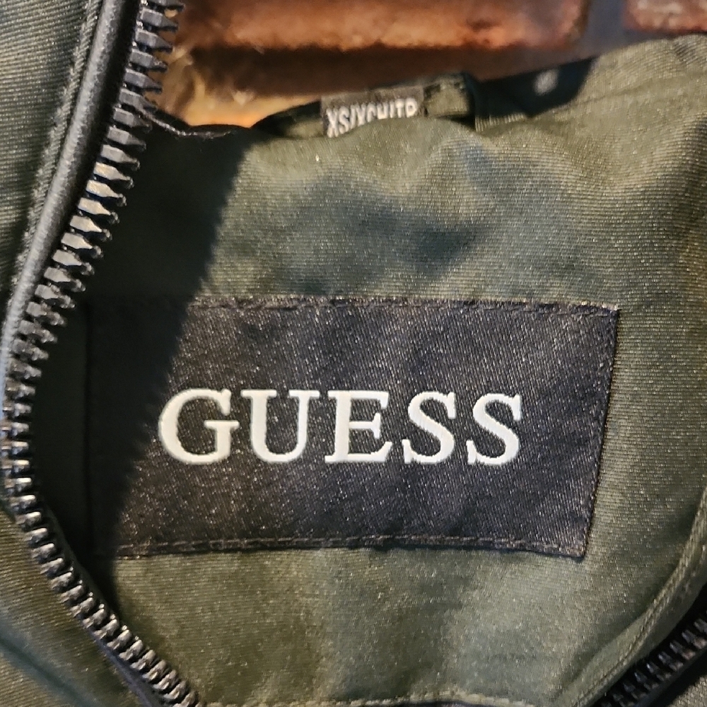 Brand New/Never Worn GUESS Women's Dark Green Puffer Jacket - Picture 2 of 5